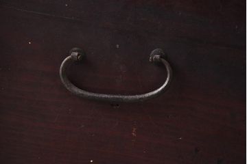 アンティーク家具　細身の引手がすっきりとした印象を与える衣装箪笥(引き出し)(R-037211)