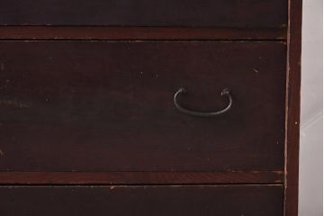 アンティーク家具　細身の引手がすっきりとした印象を与える衣装箪笥(引き出し)(R-037211)