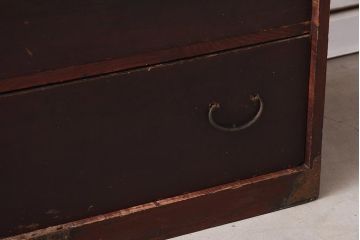 アンティーク家具　細身の引手がすっきりとした印象を与える衣装箪笥(引き出し)(R-037211)