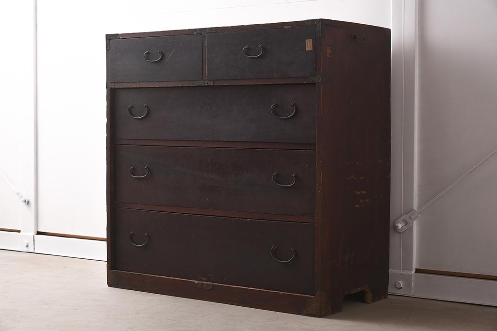 アンティーク家具　細身の引手がすっきりとした印象を与える衣装箪笥(引き出し)(R-037211)