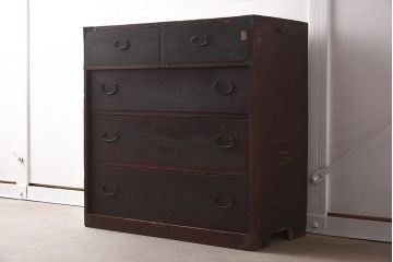 アンティーク家具　細身の引手がすっきりとした印象を与える衣装箪笥(引き出し)(R-037211)