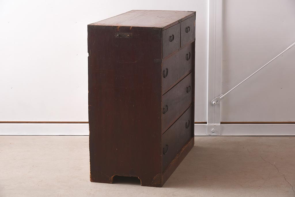 アンティーク家具　細身の引手がすっきりとした印象を与える衣装箪笥(引き出し)(R-037211)