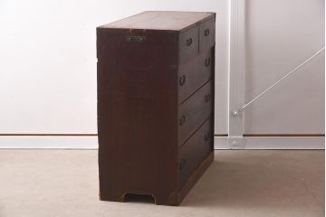 アンティーク家具　細身の引手がすっきりとした印象を与える衣装箪笥(引き出し)(R-037211)