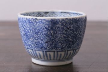 アンティーク雑貨　古民具・骨董　江戸期　古伊万里　微塵唐草蕎麦猪口(成化年製)(R-037226)