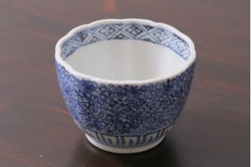 アンティーク雑貨　古民具・骨董　江戸期　古伊万里　微塵唐草蕎麦猪口(成化年製)(R-037226)