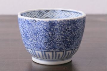 アンティーク雑貨　古民具・骨董　江戸期　古伊万里　微塵唐草蕎麦猪口(成化年製)(R-037226)
