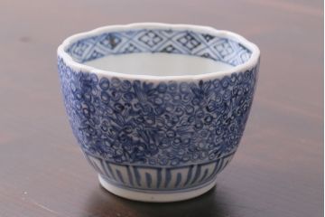 アンティーク雑貨　古民具・骨董　江戸期　古伊万里　微塵唐草蕎麦猪口(成化年製)(R-037226)