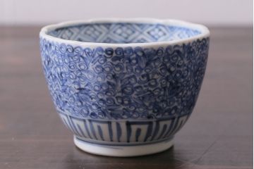 アンティーク雑貨　古民具・骨董　江戸期　古伊万里　微塵唐草蕎麦猪口(成化年製)(R-037226)