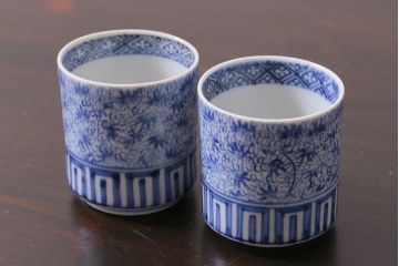 アンティーク雑貨　古民具・骨董　江戸期　古伊万里　微塵唐草筒型猪口2個セット(富長貴春)(R-037228)