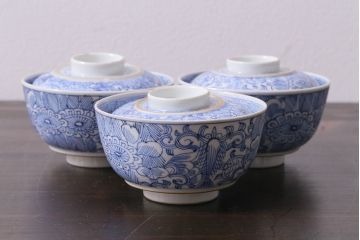 アンティーク雑貨　幕末明治期　線描染付　細かな図柄が味わい深い蓋付茶碗3客セット(和食器)(R-037229)