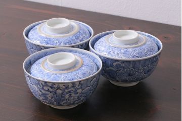 アンティーク雑貨　幕末明治期　線描染付　細かな図柄が味わい深い蓋付茶碗3客セット(和食器)(R-037229)