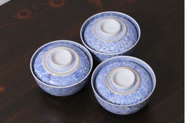 アンティーク雑貨　幕末明治期　線描染付　細かな図柄が味わい深い蓋付茶碗3客セット(和食器)(R-037229)