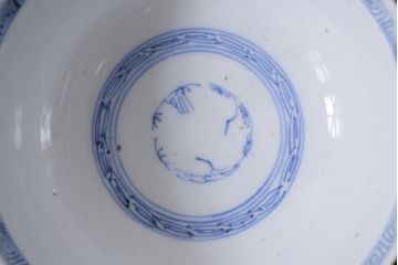 アンティーク雑貨　幕末明治期　線描染付　細かな図柄が味わい深い蓋付茶碗3客セット(和食器)(R-037229)