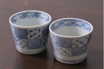アンティーク雑貨　江戸後期　古伊万里　幾何学蕎麦猪口2個セット(和食器)(R-037232)