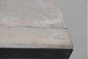 和製アンティーク　明治期　太い枠線が印象的な鋲打ちデザインのサイドボード　(R-037249)