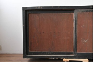 和製アンティーク　明治期　太い枠線が印象的な鋲打ちデザインのサイドボード　(R-037249)