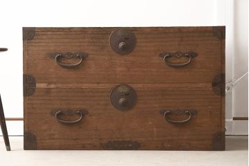 アンティーク家具　和製アンティーク　前面桐材　松竹梅の金具が付いた風流な衣装箪笥(引き出し、和タンス、ローチェスト、時代箪笥、桐箪笥、桐たんす)(R-037253)