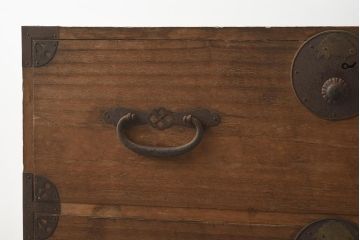 アンティーク家具　和製アンティーク　前面桐材　松竹梅の金具が付いた風流な衣装箪笥(引き出し、和タンス、ローチェスト、時代箪笥、桐箪笥、桐たんす)(R-037253)