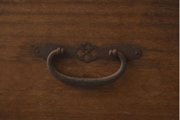 アンティーク家具　和製アンティーク　前面桐材　松竹梅の金具が付いた風流な衣装箪笥(引き出し、和タンス、ローチェスト、時代箪笥、桐箪笥、桐たんす)(R-037253)