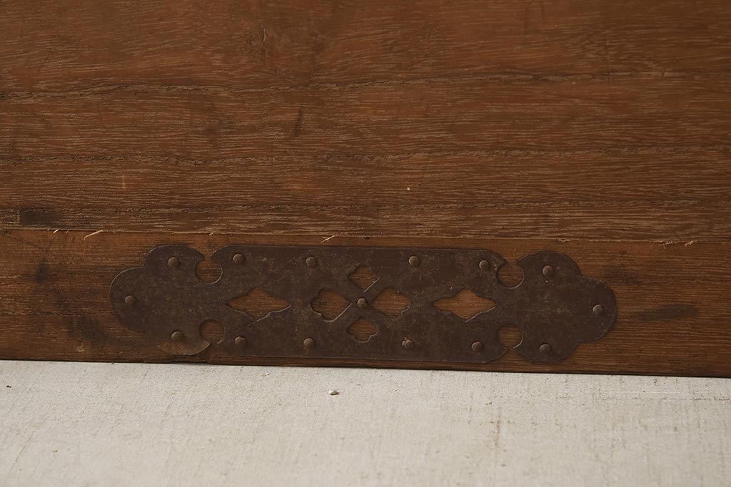 アンティーク家具　和製アンティーク　前面桐材　松竹梅の金具が付いた風流な衣装箪笥(引き出し、和タンス、ローチェスト、時代箪笥、桐箪笥、桐たんす)(R-037253)