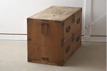 アンティーク家具　和製アンティーク　前面桐材　松竹梅の金具が付いた風流な衣装箪笥(引き出し、和タンス、ローチェスト、時代箪笥、桐箪笥、桐たんす)(R-037253)