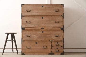 アンティーク家具　和製アンティーク　明るい木肌と黒い金具のコントラストが絶妙な重ね箪笥(衣装箪笥、和タンス、引き出し、チェスト)(R-037254)