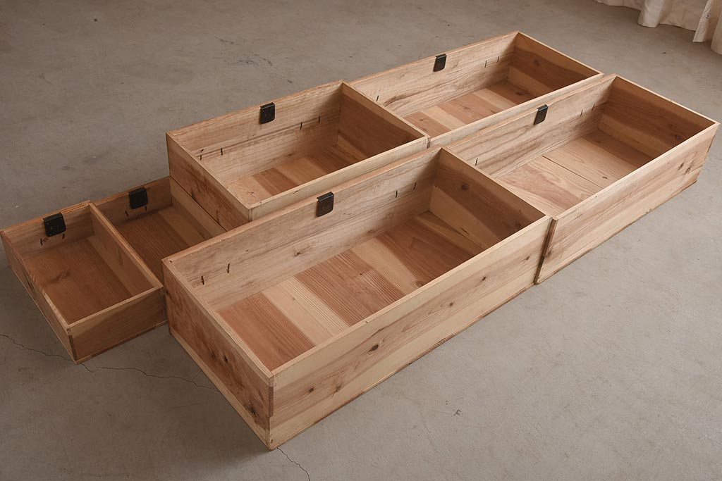 アンティーク家具　和製アンティーク　明るい木肌と黒い金具のコントラストが絶妙な重ね箪笥(衣装箪笥、和タンス、引き出し、チェスト)(R-037254)