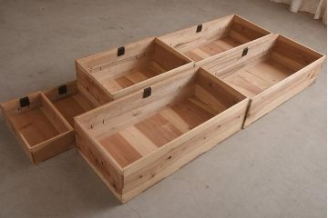 アンティーク家具　和製アンティーク　明るい木肌と黒い金具のコントラストが絶妙な重ね箪笥(衣装箪笥、和タンス、引き出し、チェスト)(R-037254)