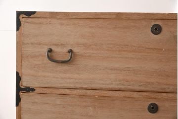 アンティーク家具　和製アンティーク　明るい木肌と黒い金具のコントラストが絶妙な重ね箪笥(衣装箪笥、和タンス、引き出し、チェスト)(R-037254)