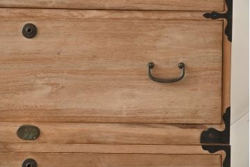 アンティーク家具　和製アンティーク　明るい木肌と黒い金具のコントラストが絶妙な重ね箪笥(衣装箪笥、和タンス、引き出し、チェスト)(R-037254)