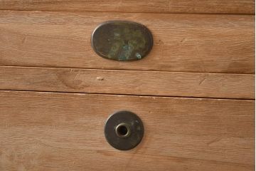 アンティーク家具　和製アンティーク　明るい木肌と黒い金具のコントラストが絶妙な重ね箪笥(衣装箪笥、和タンス、引き出し、チェスト)(R-037254)