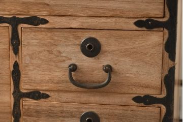 アンティーク家具　和製アンティーク　明るい木肌と黒い金具のコントラストが絶妙な重ね箪笥(衣装箪笥、和タンス、引き出し、チェスト)(R-037254)