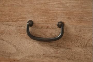 アンティーク家具　和製アンティーク　明るい木肌と黒い金具のコントラストが絶妙な重ね箪笥(衣装箪笥、和タンス、引き出し、チェスト)(R-037254)