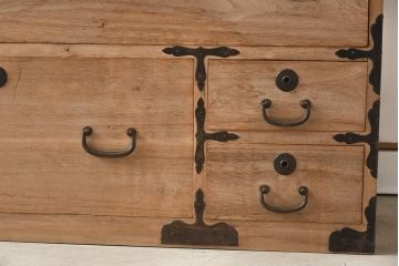 アンティーク家具　和製アンティーク　明るい木肌と黒い金具のコントラストが絶妙な重ね箪笥(衣装箪笥、和タンス、引き出し、チェスト)(R-037254)