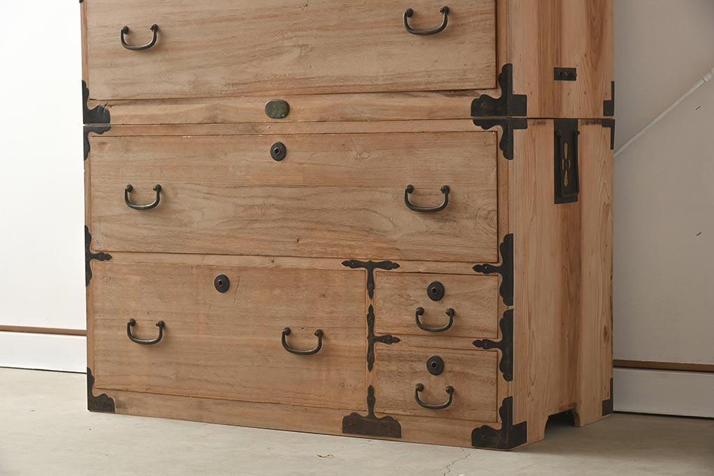 アンティーク家具　和製アンティーク　明るい木肌と黒い金具のコントラストが絶妙な重ね箪笥(衣装箪笥、和タンス、引き出し、チェスト)(R-037254)