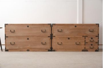 アンティーク家具　和製アンティーク　明るい木肌と黒い金具のコントラストが絶妙な重ね箪笥(衣装箪笥、和タンス、引き出し、チェスト)(R-037254)