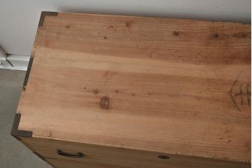 アンティーク家具　和製アンティーク　明るい木肌と黒い金具のコントラストが絶妙な重ね箪笥(衣装箪笥、和タンス、引き出し、チェスト)(R-037254)