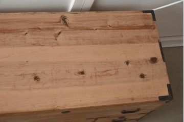 アンティーク家具　和製アンティーク　明るい木肌と黒い金具のコントラストが絶妙な重ね箪笥(衣装箪笥、和タンス、引き出し、チェスト)(R-037254)