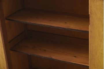 レトロ家具　昭和レトロ　扉のデザインがユニークな脚付き本箱(ブックケース、収納棚、戸棚)(R-037255)