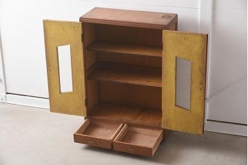 レトロ家具　昭和レトロ　扉のデザインがユニークな脚付き本箱(ブックケース、収納棚、戸棚)(R-037255)