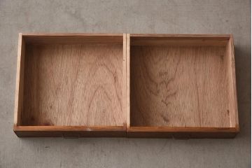 レトロ家具　昭和レトロ　扉のデザインがユニークな脚付き本箱(ブックケース、収納棚、戸棚)(R-037255)