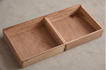 レトロ家具　昭和レトロ　扉のデザインがユニークな脚付き本箱(ブックケース、収納棚、戸棚)(R-037255)