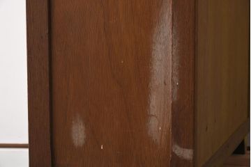 レトロ家具　昭和レトロ　扉のデザインがユニークな脚付き本箱(ブックケース、収納棚、戸棚)(R-037255)