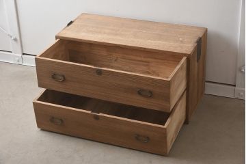 アンティーク家具　和製アンティーク　桐材　上品な菊の透かし彫り金具が付いた衣装箪笥(引き出し、和タンス、ローチェスト、桐箪笥、桐たんす)(R-037259)