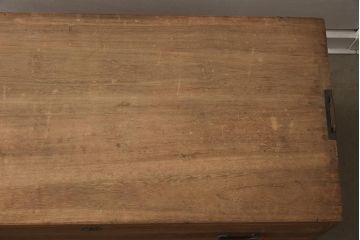 アンティーク家具　和製アンティーク　桐材　上品な菊の透かし彫り金具が付いた衣装箪笥(引き出し、和タンス、ローチェスト、桐箪笥、桐たんす)(R-037259)