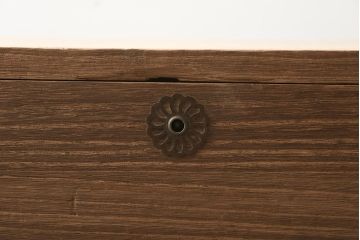 アンティーク家具　和製アンティーク　桐材　上品な菊の透かし彫り金具が付いた衣装箪笥(引き出し、和タンス、ローチェスト、桐箪笥、桐たんす)(R-037259)