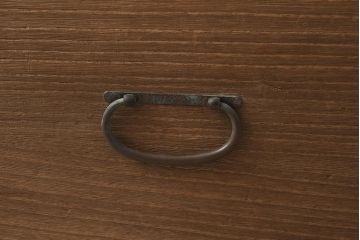 アンティーク家具　和製アンティーク　桐材　上品な菊の透かし彫り金具が付いた衣装箪笥(引き出し、和タンス、ローチェスト、桐箪笥、桐たんす)(R-037259)