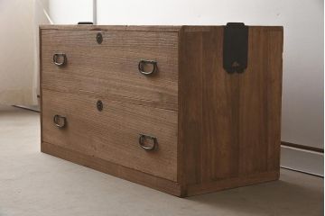 アンティーク家具　和製アンティーク　桐材　上品な菊の透かし彫り金具が付いた衣装箪笥(引き出し、和タンス、ローチェスト、桐箪笥、桐たんす)(R-037259)