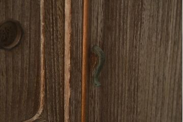 アンティーク家具　和製アンティーク　昭和中期　桐材　古い木肌が味わい深い戸棚(収納棚、テレビ台、ローボード、桐箪笥、桐たんす)(R-037260)