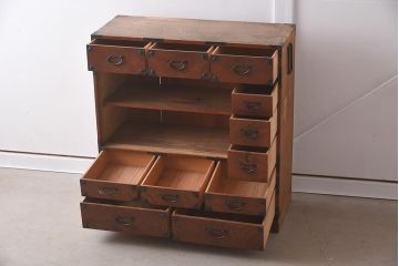 アンティーク家具　明治大正期　前面ケヤキ材　ダイナミックな木目が魅力の時代箪笥(茶箪笥、収納棚、戸棚、引き出し)(R-037261)